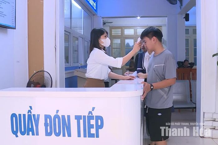 Bệnh viện Đa khoa Sầm Sơn chủ động sàng lọc, phân luồng bệnh nhân có các triệu chứng nghi ngờ COVID-19.