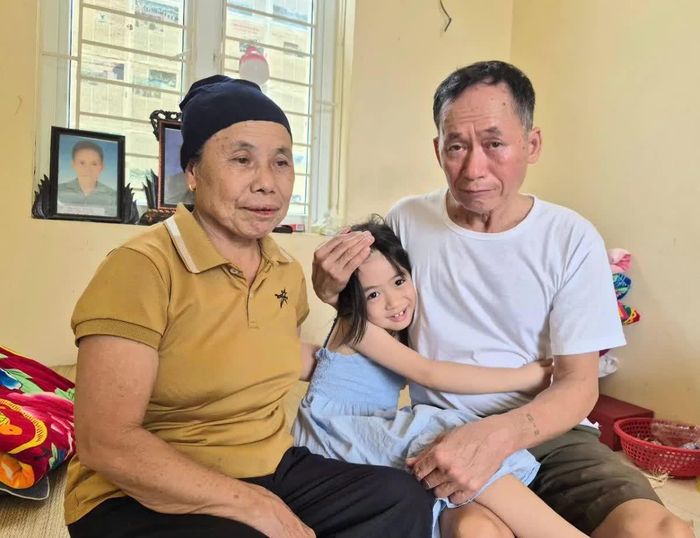 Gia đình ông Ngân Văn Dung ở bản Thanh Sơn tại khu sơ tán nhà văn hóa bản.