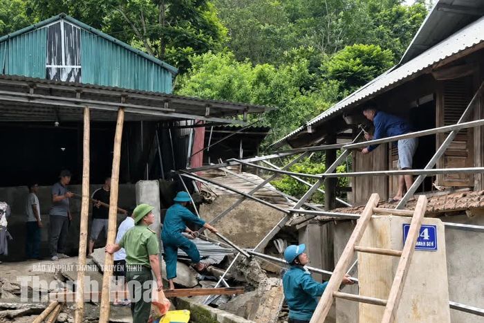 Lực lượng chức năng hỗ trợ tháo dỡ nhà cửa có nguy cơ bị sập.