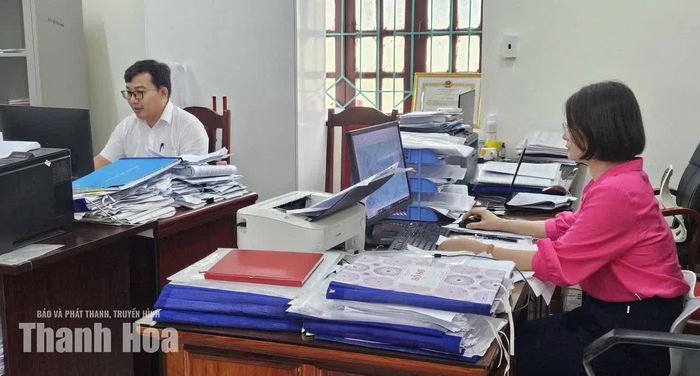 Chuyên viên Phòng Kinh tế, Hạ tầng và Đô thị phường Đông Sơn tập trung cập nhật cơ sở dữ liệu đất đai