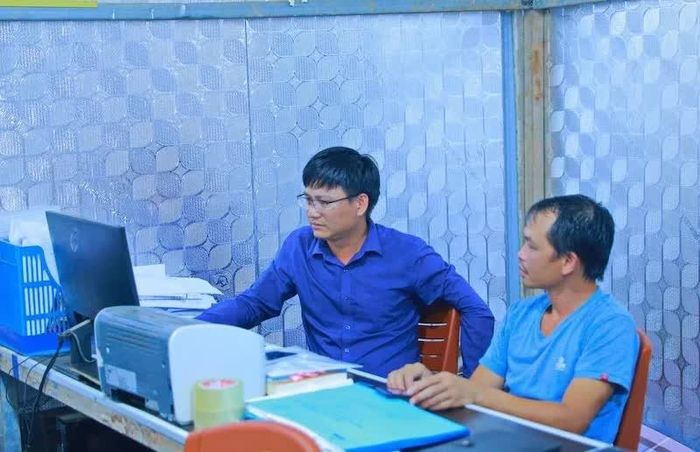 Tại phòng điều hành dự án, cán bộ Chi nhánh Thanh Hóa, Tổng Công ty CP Công trình Viettel làm việc, đánh giá tiến độ công việc hàng ngày, hàng giờ.