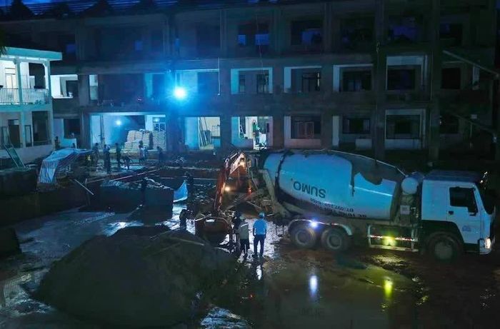 Nhà thầu tổ chức thi công hạ tầng sân trường.