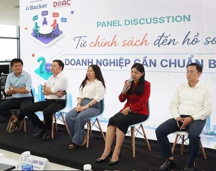 Bà Đào Thị Thanh Thảo (thứ 2 từ phải sang), Phó Giám đốc Phụ trách Trung tâm Nghiên cứu, đào tạo thiết kế vi mạch và trí tuệ nhân tạo Đà Nẵng (DSAC), chia sẻ tại Hội thảo. Ảnh Ngô Anh Văn