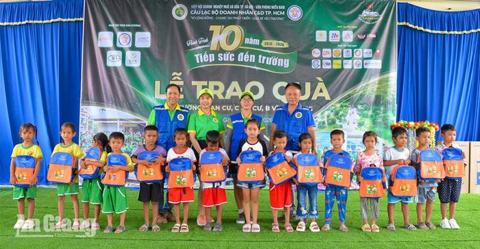 Trao quà cho các em học sinh có hoàn cảnh khó khăn.
