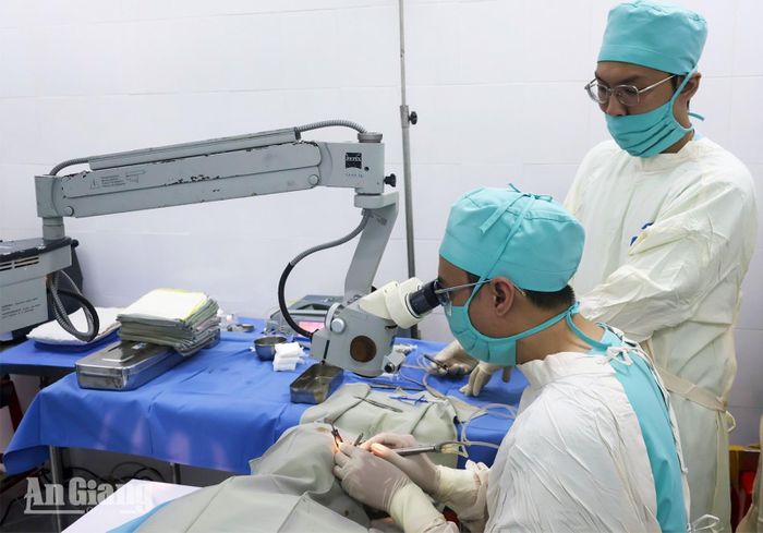 Bác sĩ phẫu thuật mắt cho bệnh nhân.