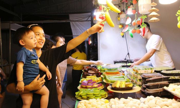  Nhiều sản phẩm hấp dẫn trưng bày tại hội chợ. 
