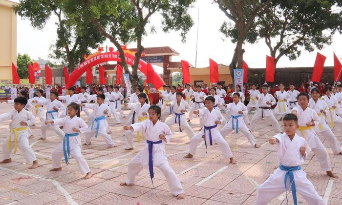  Màn biểu diễn võ thuật của các cháu học sinh trong Câu lạc bộ võ thuật xã. 