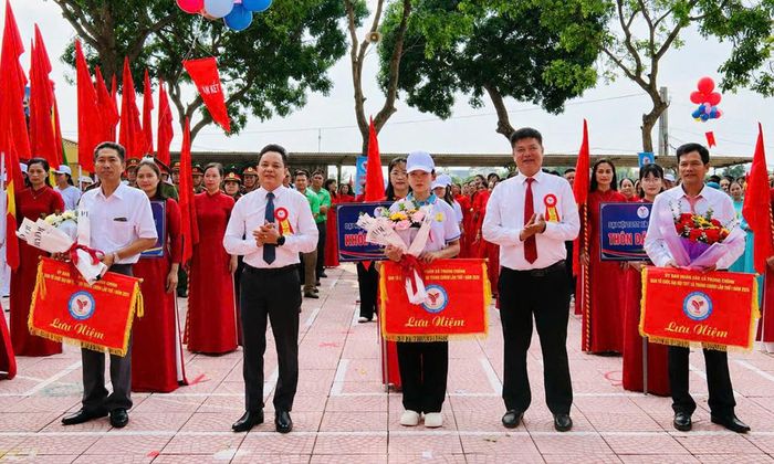  Các đại biểu tặng cờ lưu niệm cho các khối tham gia lễ khai mạc. 