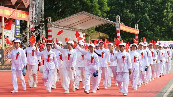  Khối người cao tuổi diễu hành tại lễ khai mạc Đại hội. 