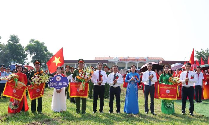  Các đại biểu tặng hoa và cờ lưu niệm cho các đơn vị tham gia Đại hội. 