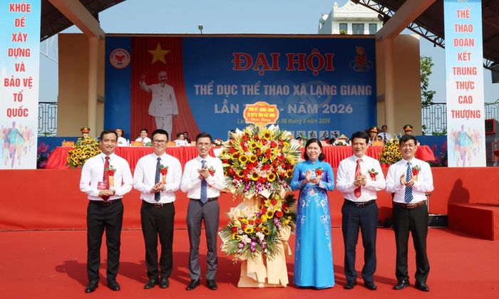  Đồng chí Trần Thị Hằng tặng hoa chúc mừng Đại hội. 