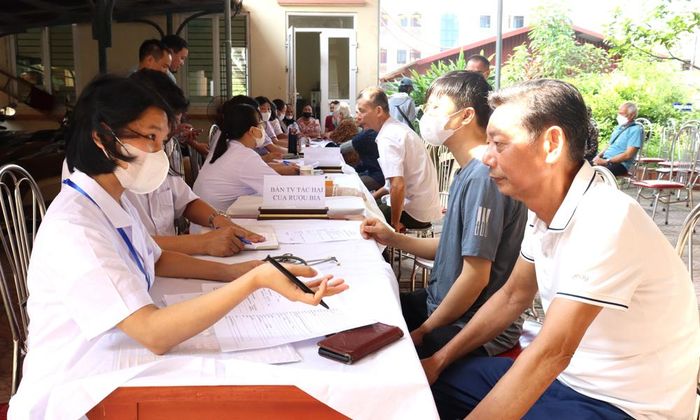 Cán bộ Trung tâm Kiểm soát bệnh tật Bắc Ninh tư vấn về tác hại của rượu bia.