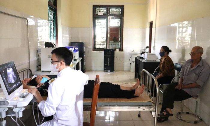Người dân được siêu âm ổ bụng.
