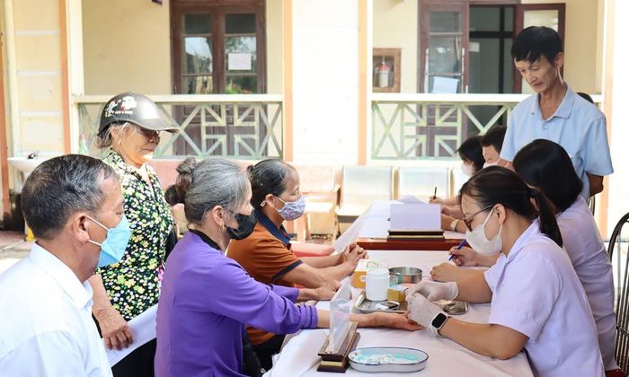 Người dân được lấy mẫu xét nghiệm đường huyết mao mạch.