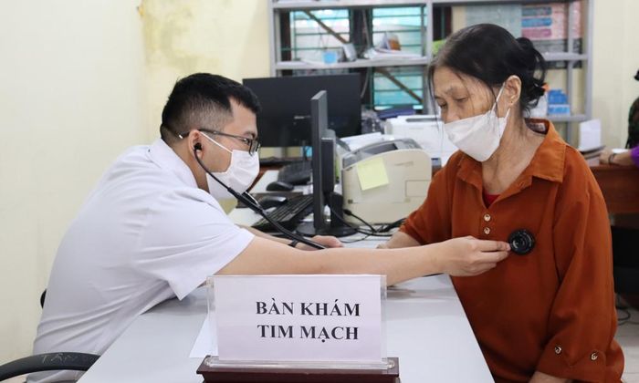 Bác sĩ Bệnh viện Bạch Mai khám tim mạch cho người dân.