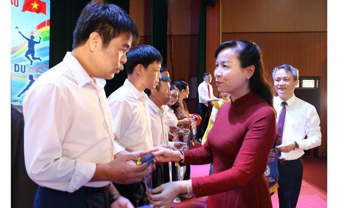  Đồng chí Nguyễn Thị Hà trao Cờ lưu niệm cho các đoàn vận động viên tham dự Đại hội Thể dục Thể thao xã Tiên Du lần thứ I. 