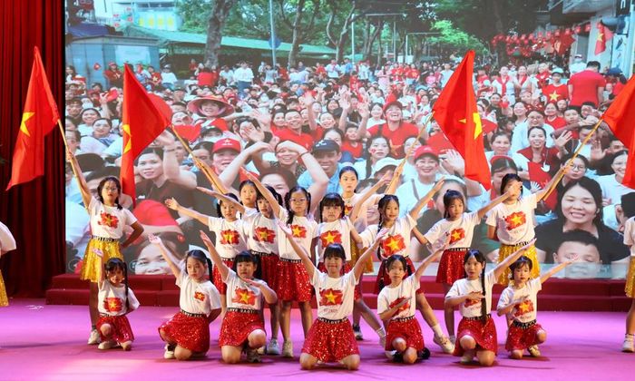  Màn biểu diễn của các em học sinh tại lễ khai mạc Đại hội.  