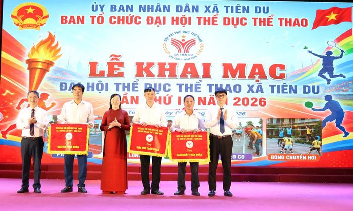  Đồng chí Nguyễn Thị Hà, lãnh đạo xã Tiên Du và lãnh đạo Sở Văn hóa, Thể thao và Du lịch trao giải toàn đoàn cho các đơn vị đạt thành tích cao tại Đại hội.  
