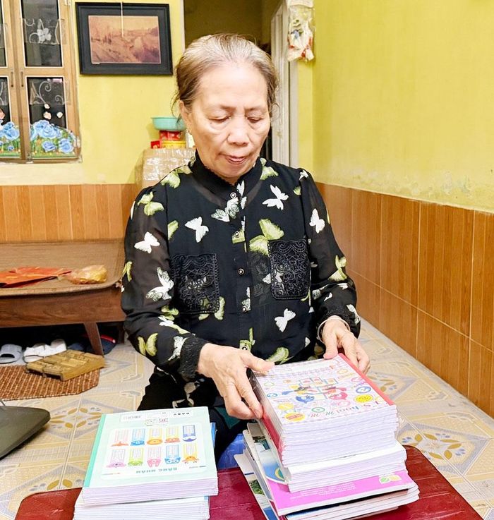  Bà Thuận chuẩn bị sách, đồ dùng học tập để tặng những em nhỏ có hoàn cảnh khó khăn. 