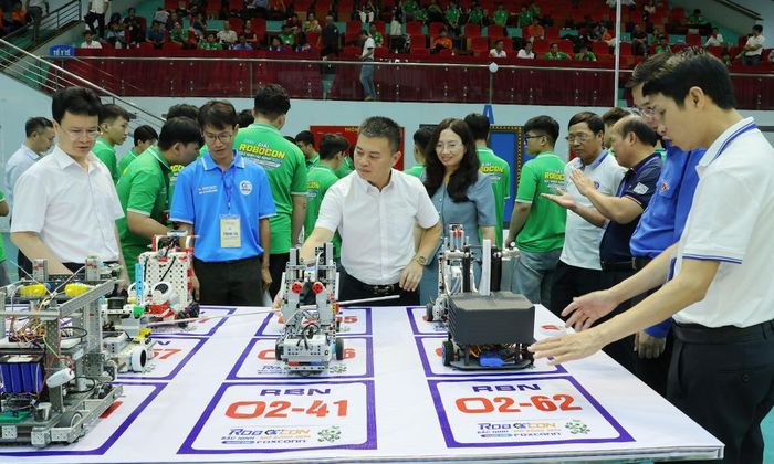 Đại biểu tham quan robot của các đội tham dự cuộc thi Robocon Bắc Ninh 2026.