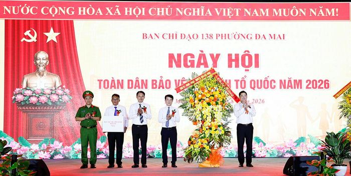  Bí thư Tỉnh ủy Nguyễn Hồng Thái tặng hoa chúc mừng Nhân dân và cán bộ phường Đa Mai nhân Ngày hội toàn dân bảo vệ an ninh Tổ quốc.  