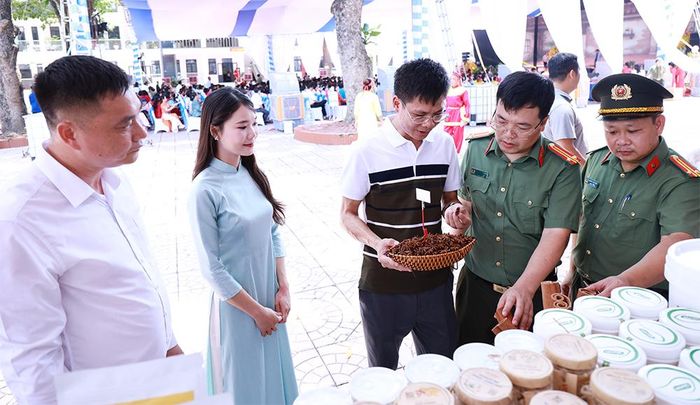  Người dân địa phương giới thiệu sản phẩm nông nghiệp tới các đại biểu tại Ngày hội toàn dân bảo vệ an ninh Tổ quốc. 