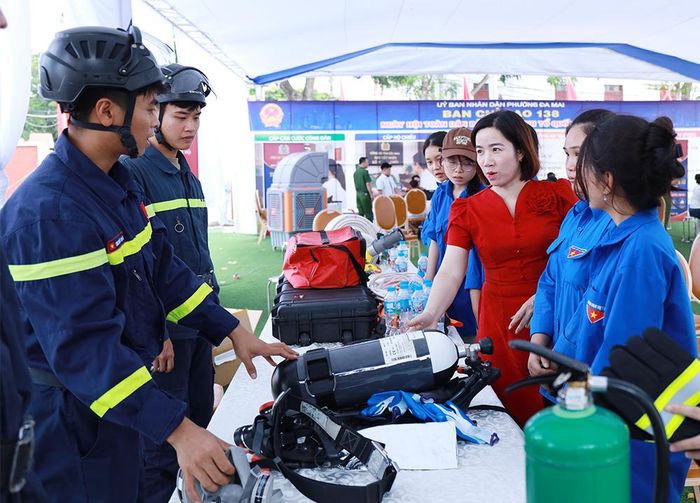  Người dân, đoàn viên phường Đa Mai tham quan, tìm hiểu về các thiết bị, phương tiện phòng cháy, chữa cháy. 