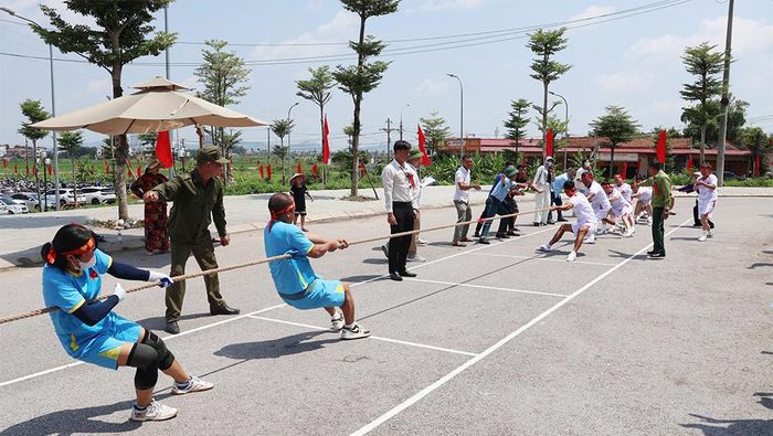  Người dân phường Đa Mai tham gia chung kết hội thi kéo co tại Ngày hội toàn dân bảo vệ an ninh Tổ quốc. 