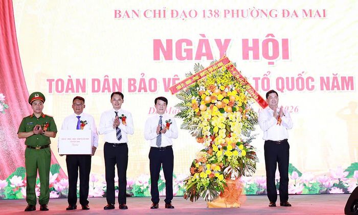 Bí thư Tỉnh ủy Nguyễn Hồng Thái tặng hoa chúc mừng Nhân dân và cán bộ phường Đa Mai nhân Ngày hội toàn dân bảo vệ an ninh Tổ quốc.