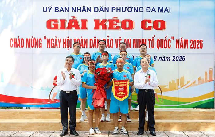  Các đồng chí: Phạm Hoàng Sơn và Nguyễn Việt Oanh tặng cờ lưu niệm cho tổ dân phố Phúc Hạ giành giải Nhì hội thi kéo co tại Ngày hội 