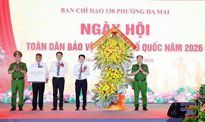  Thượng tướng Nguyễn Văn Long tặng hoa chúc mừng Nhân dân và cán bộ phường Đa Mai nhân Ngày hội toàn dân bảo vệ an ninh Tổ quốc. 
