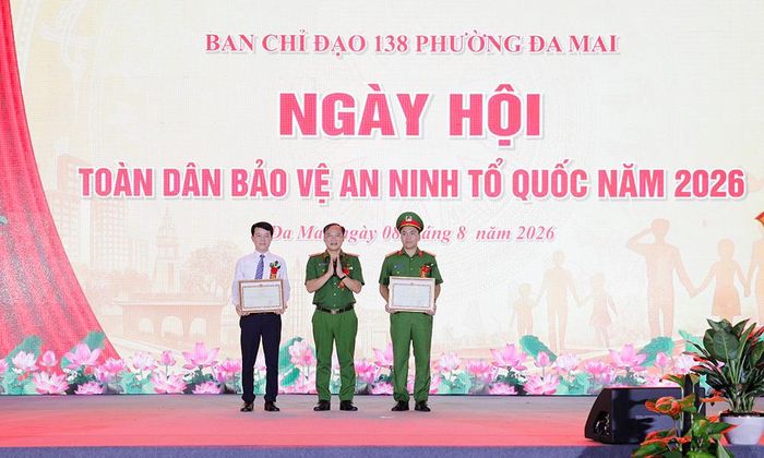  Thượng tướng Nguyễn Văn Long trao Bằng khen của Bộ trưởng Bộ Công an cho tập thể Nhân dân và cán bộ phường Đa Mai; cá nhân Trung tá Nguyễn Việt Hoài, Trưởng Công an phường vì đã có thành tích xuất sắc trong phong trào toàn dân bảo vệ an ninh Tổ quốc. 