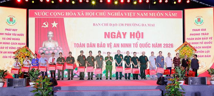 Thượng tướng Nguyễn Văn Long trao quà cho cựu chiến binh, thành viên tổ bảo vệ an ninh, trật tự ở cơ sở tiêu biểu, người dân, học sinh có hoàn cảnh khó khăn tại Ngày hội. 