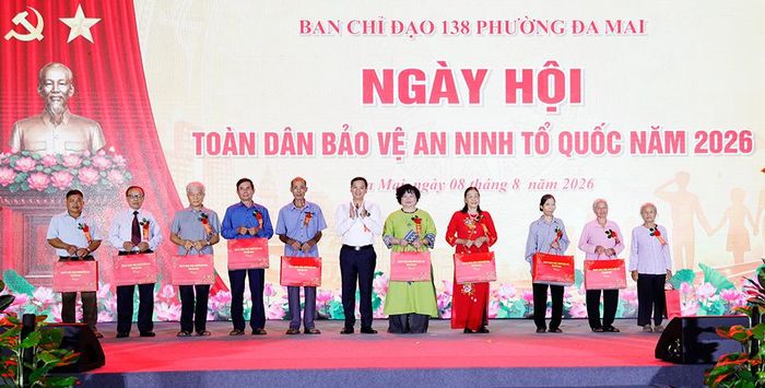  Đồng chí Nguyễn Việt Oanh trao quà cho các cá nhân có thành tích, đóng góp cho phong trào toàn dân bảo vệ an ninh Tổ quốc.  