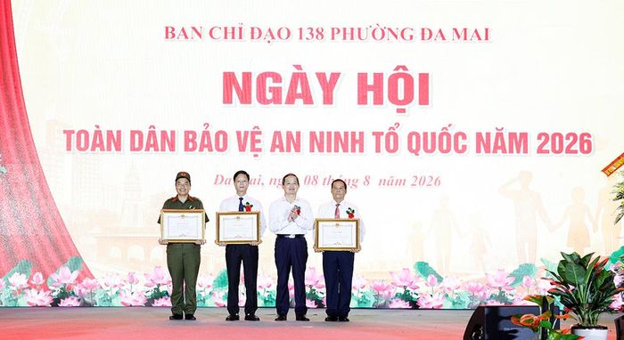  Chủ tịch UBND tỉnh Phạm Hoàng Sơn tặng Bằng khen cho các tập thể, cá nhân. 