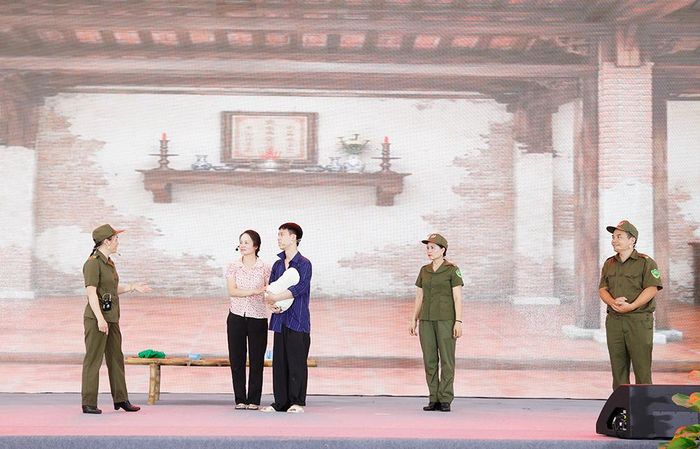  Các thành viên tổ bảo vệ an ninh, trật tự cơ sở và người dân phường Đa Mai tham gia biểu diễn tiểu phẩm tuyên truyền phòng, chống ma túy. 