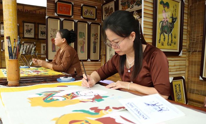 Mục tiêu đến năm 2035, 100% nghệ nhân và những người có công tham gia bảo vệ, gìn giữ, truyền dạy nghề làm tranh Đông Hồ được tôn vinh và hưởng chế độ hỗ trợ.