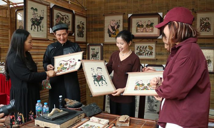 Xây dựng chiến lược truyền thông, quảng bá giới thiệu di sản Nghề làm tranh dân gian Đông Hồ.