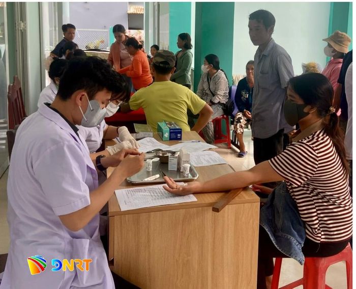 Y bác sĩ Trung tâm Kiểm soát bệnh tật Đà Nẵng thăm khám, tầm soát các bệnh không lây nhiễm cho người dân. Ảnh: L.H