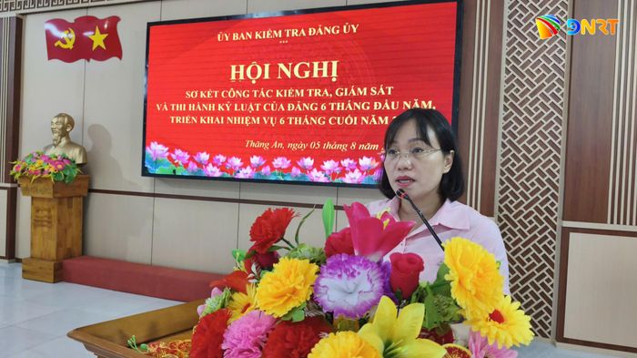 Bà Nguyễn Thị Cẩm Phương, Chủ nhiệm UBKT Đảng ủy xã Thăng An ghi nhận ý kiến phát biểu tại hội nghị. Ảnh: HỒNG NĂM