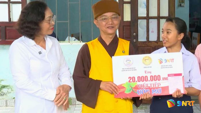 Đại diện các đơn vị hỗ trợ Nguyễn Thảo My (phường Hòa Xuân) chiếc xe điện và sổ tiết kiệm trị giá 20 triệu đồng. Ảnh: ĐVCC