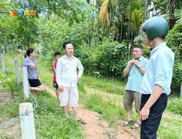 Chi bộ thôn Hòa Đồng, xã Lãnh Ngọc khảo sát một số tuyến đường cần nâng cấp trên địa bàn. Ảnh: LÊ MINH TIẾN