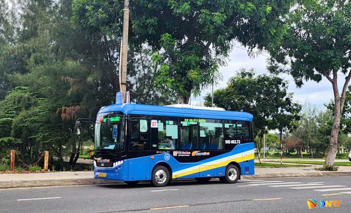 Xe buýt điện hoạt động trên tuyến số 07: Xuân Diệu - Bến xe Phía Nam. Ảnh: NGỌC QUỐC
