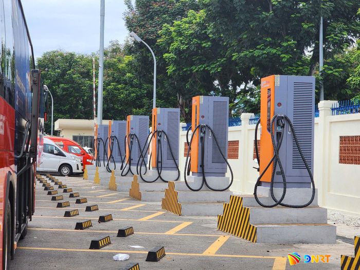 Trạm sạc điện tập trung cho xe buýt tại số 15 đường Tú Mỡ (phường An Khê). Ảnh: NGỌC QUỐC