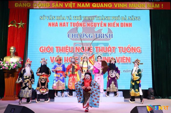 Trường Đại học Sư phạm - Đại học Đà Nẵng phối hợp với Nhà hát tuồng Nguyễn Hiển Dĩnh giới thiệu nghệ thuật tuồng đến sinh viên. Ảnh: KHA MIÊN