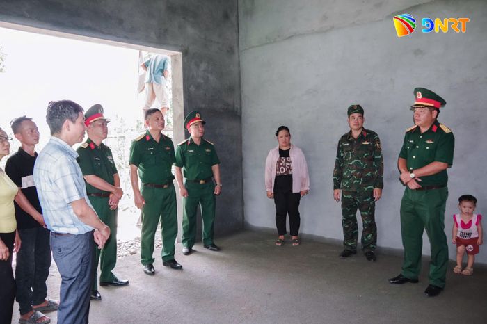Đại diện Bộ chỉ huy Quân sự thành phố kiểm tra tiến độ thực hiện chương trình tại xã Quế Sơn. Ảnh: Q.CƯỜNG