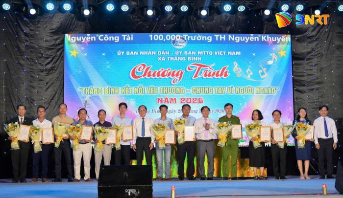 Nhiều nhà hảo tâm chung tay quyên góp, hỗ trợ các hoàn cảnh khó khăn. Ảnh: NGUYỄN QUỲNH