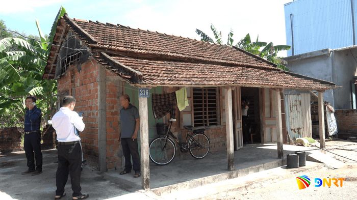 Khảo sát nhà ở của những gia đình có hoàn cảnh khó khăn. Ảnh: NGUYỄN QUỲNH