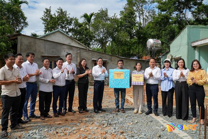 Phó Bí thư Thành ủy, Chủ tịch Ủy ban MTTQ Việt Nam thành phố Nguyễn Đình Vĩnh (thứ 4, phải sang) tặng quà hộ ông Đỗ Hồng Hiện. Ảnh: HỒ QUÂN