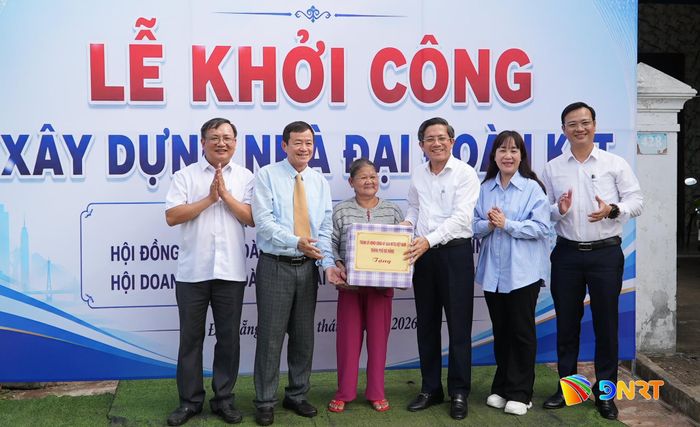 Phó Chủ tịch UBND thành phố Trần Nam Hưng (thứ 3, phải sang) cùng đại diện Hội đồng hương Đà Nẵng tại Thành phố Hồ Chí Minh và Hội Doanh nhân Đà Nẵng tại Thành phố Hồ Chí Minh trao các phần quà động viên gia đình. Ảnh: HỒ QUÂN